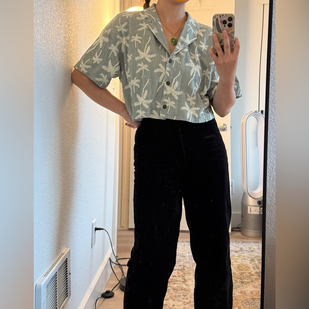 Palm Tree Cropped Button Up Tee - Picture 4 of 6